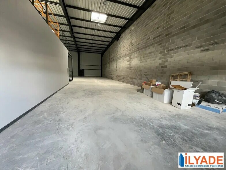 Local d’activités dans Gardanne à louer - Photo de l’immeuble – Image 3 sur 9