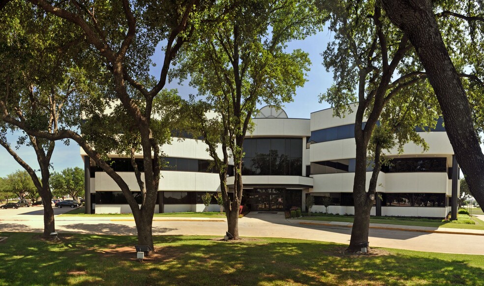 800 W Arbrook Blvd, Arlington, TX à louer - Photo de l’immeuble – Image 2 sur 8