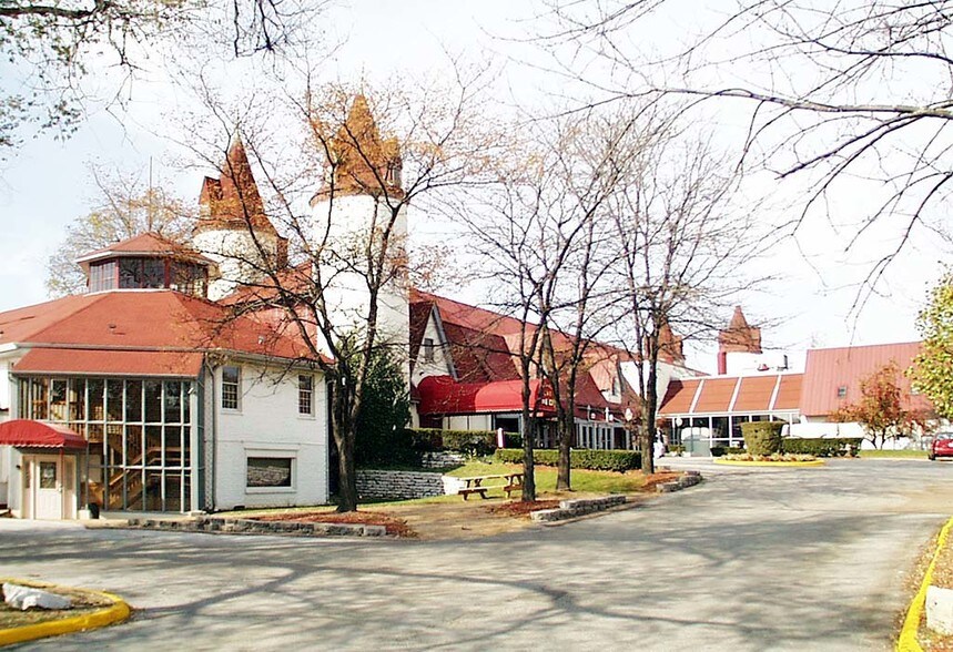 930 Kehrs Mill Rd, Ballwin, MO à louer - Photo de l’immeuble – Image 2 sur 9