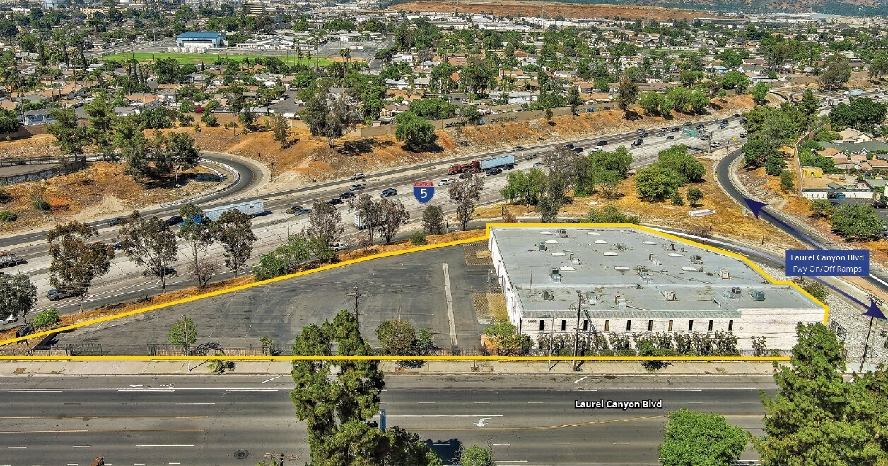 8866 Laurel Canyon Blvd, Sun Valley, CA à louer Photo principale– Image 1 sur 24