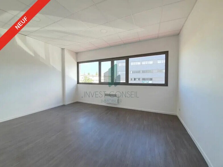 Bureau dans Villeneuve-la-Garenne à louer - Photo de l’immeuble – Image 1 sur 9