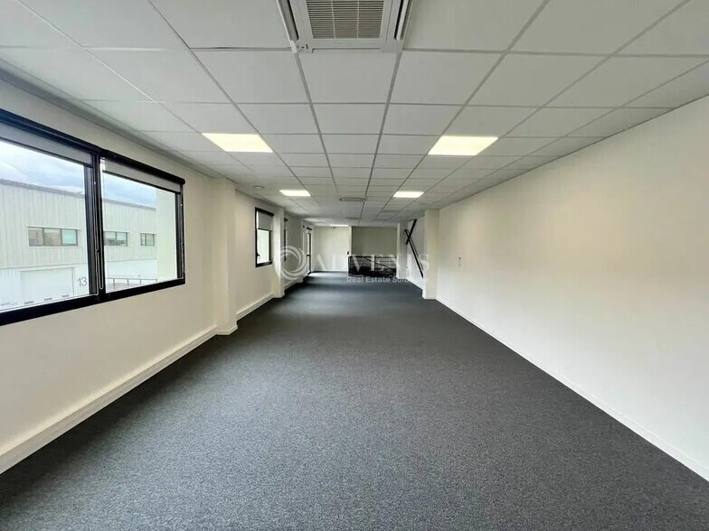 Local d’activités dans Osny à louer - Photo de l’immeuble – Image 3 sur 12