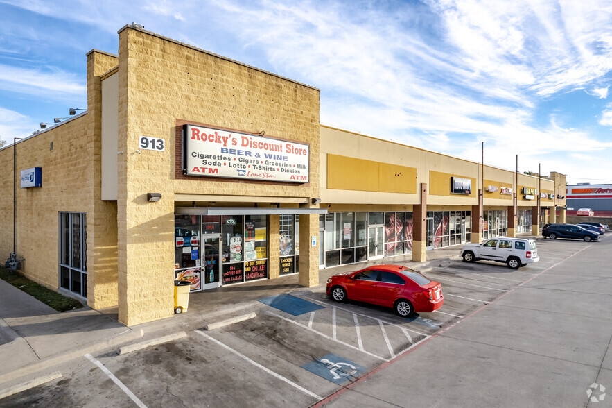 913 E Berry St, Fort Worth, TX à louer - Photo de l’immeuble – Image 1 sur 5