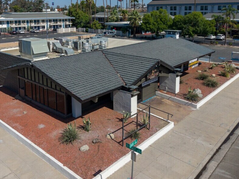 955 Oak St, Bakersfield, CA à louer - Photo de l’immeuble – Image 2 sur 14
