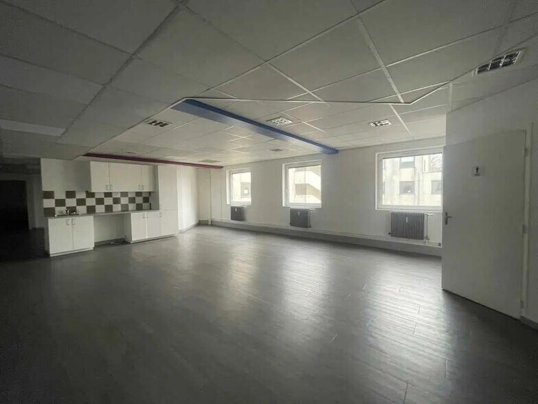 Bureau dans Montreuil à louer - Photo de l’immeuble – Image 3 sur 7