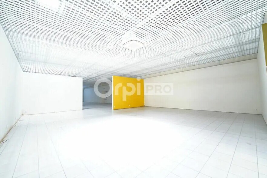 122 Route Nationale 6, Saint-Bonnet-de-Mure à louer - Photo de l’immeuble – Image 3 sur 11