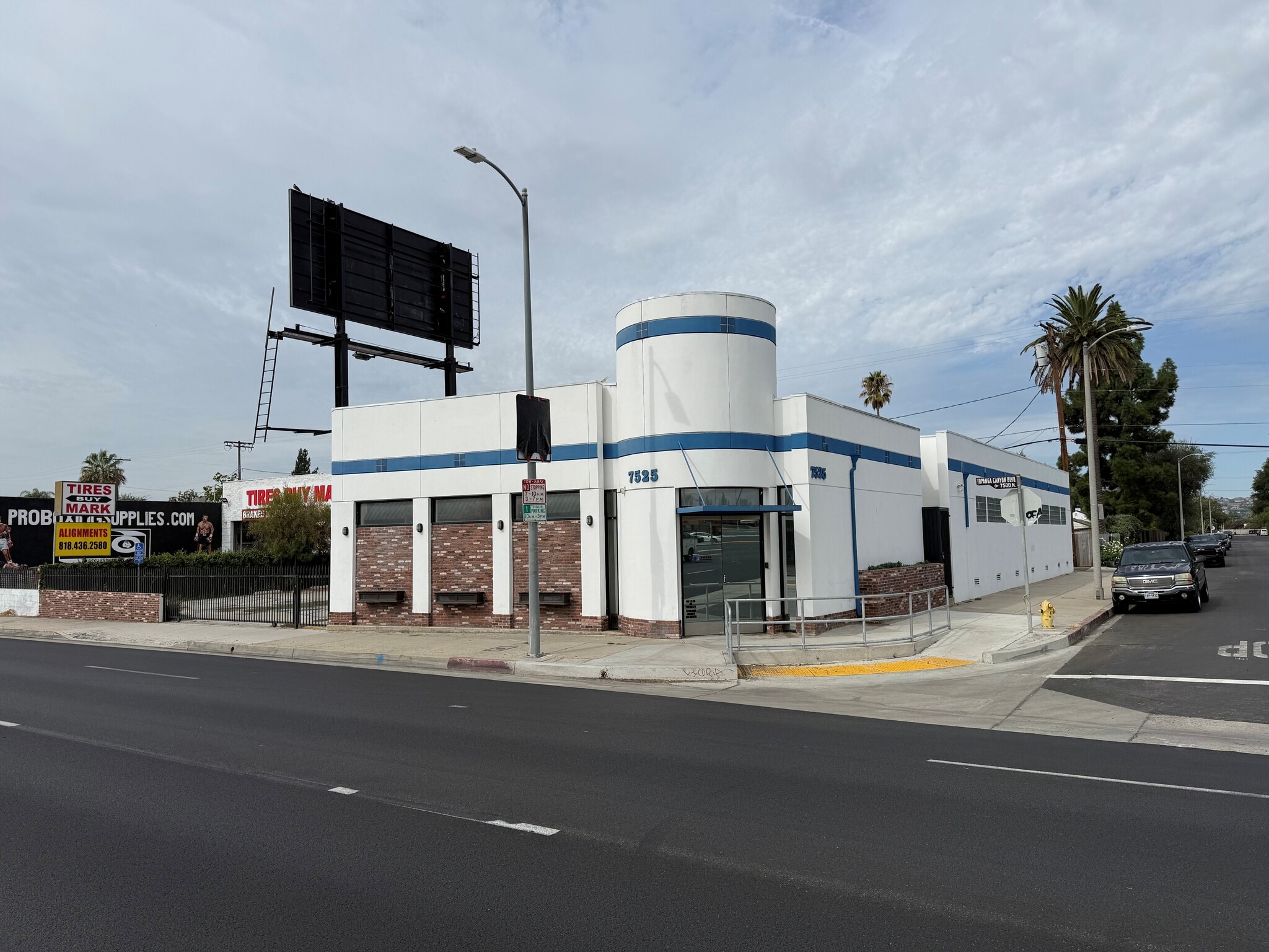 7525 Topanga Canyon Blvd, Canoga Park, CA à louer Photo de l’immeuble– Image 1 sur 11