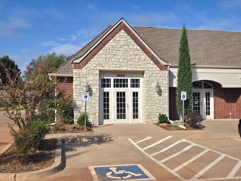 523 S Santa Fe, Edmond, OK à louer - Photo de l’immeuble – Image 2 sur 7