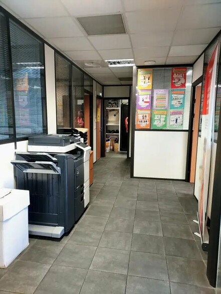 Local d’activités dans Vitrolles à louer - Photo de l’immeuble – Image 2 sur 4