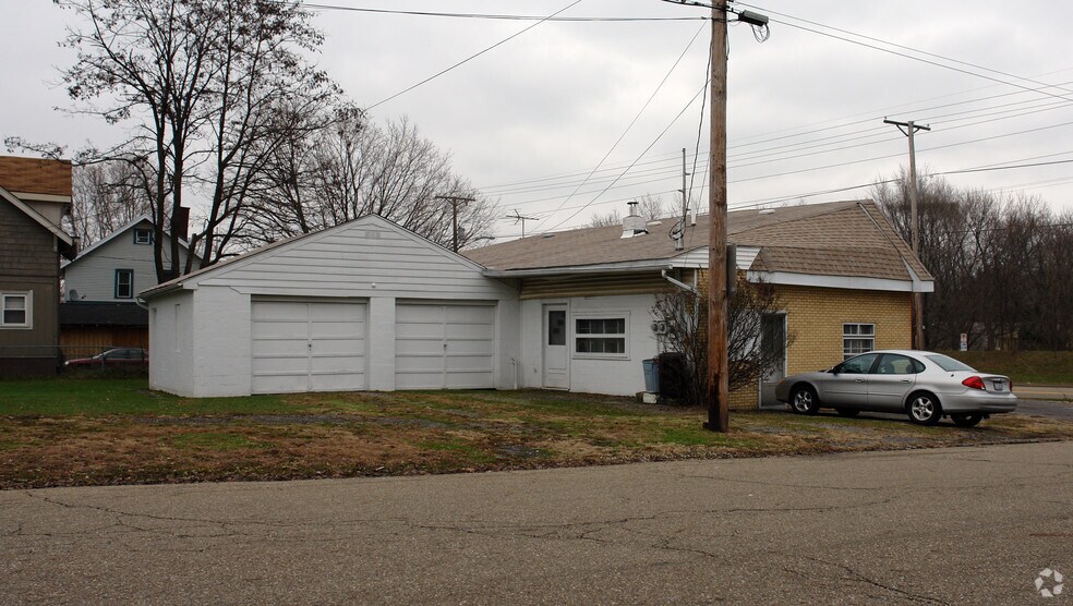 3705 Mahoning Rd NE, Canton, OH à vendre - Photo de l’immeuble – Image 3 sur 4