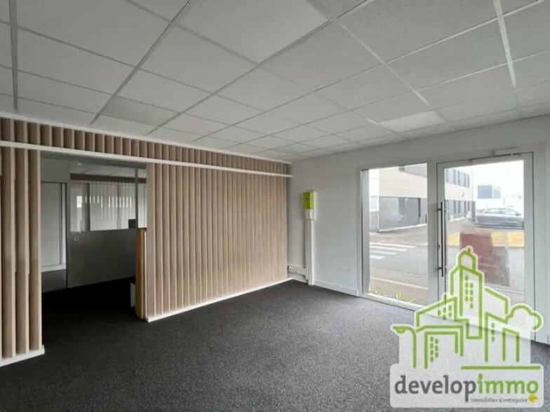 Local d’activités dans Mondeville à louer - Photo de l’immeuble – Image 2 sur 14