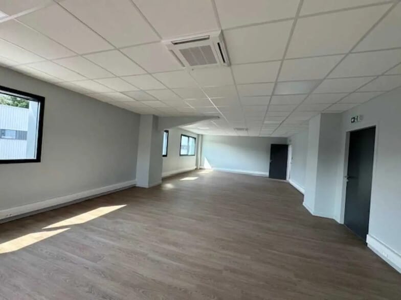 84 Avenue De La Poterie, La Tour-de-Salvagny à louer - Photo de l’immeuble – Image 3 sur 8