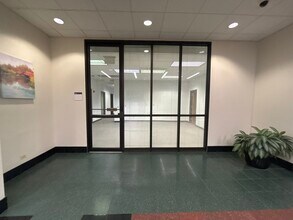 701 Lee St, Des Plaines, IL à louer Photo de l’immeuble– Image 2 sur 9