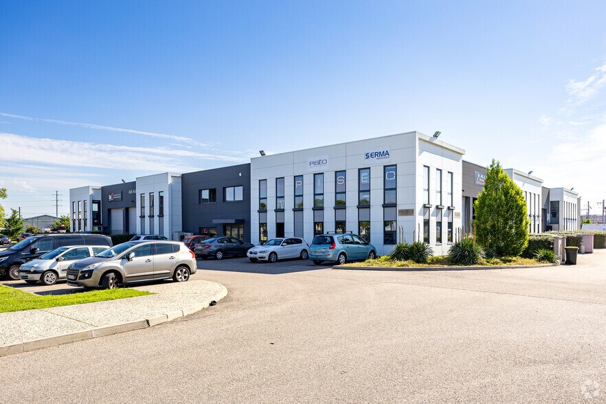 Local d’activités dans Vénissieux à louer - Photo principale – Image 1 sur 4