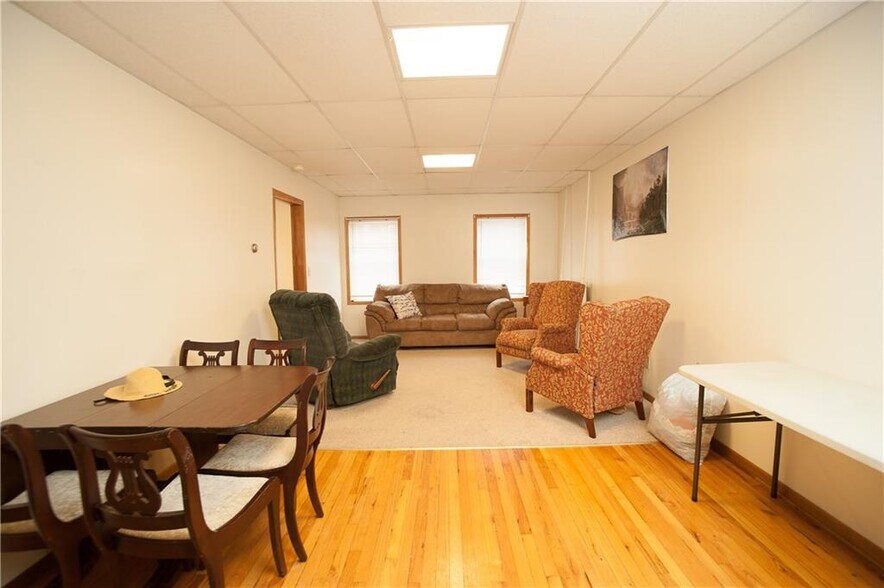 70 E Court Ave, Winterset, IA à vendre - Photo intérieure – Image 3 sur 13