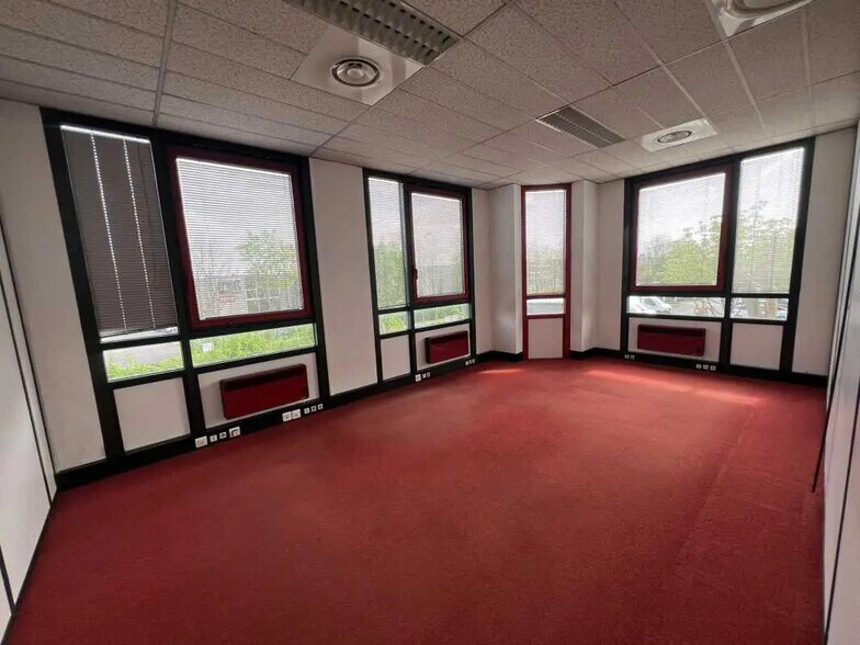 69 Rue De La Belle Etoile, Roissy-en-France à louer - Photo de l’immeuble – Image 1 sur 13