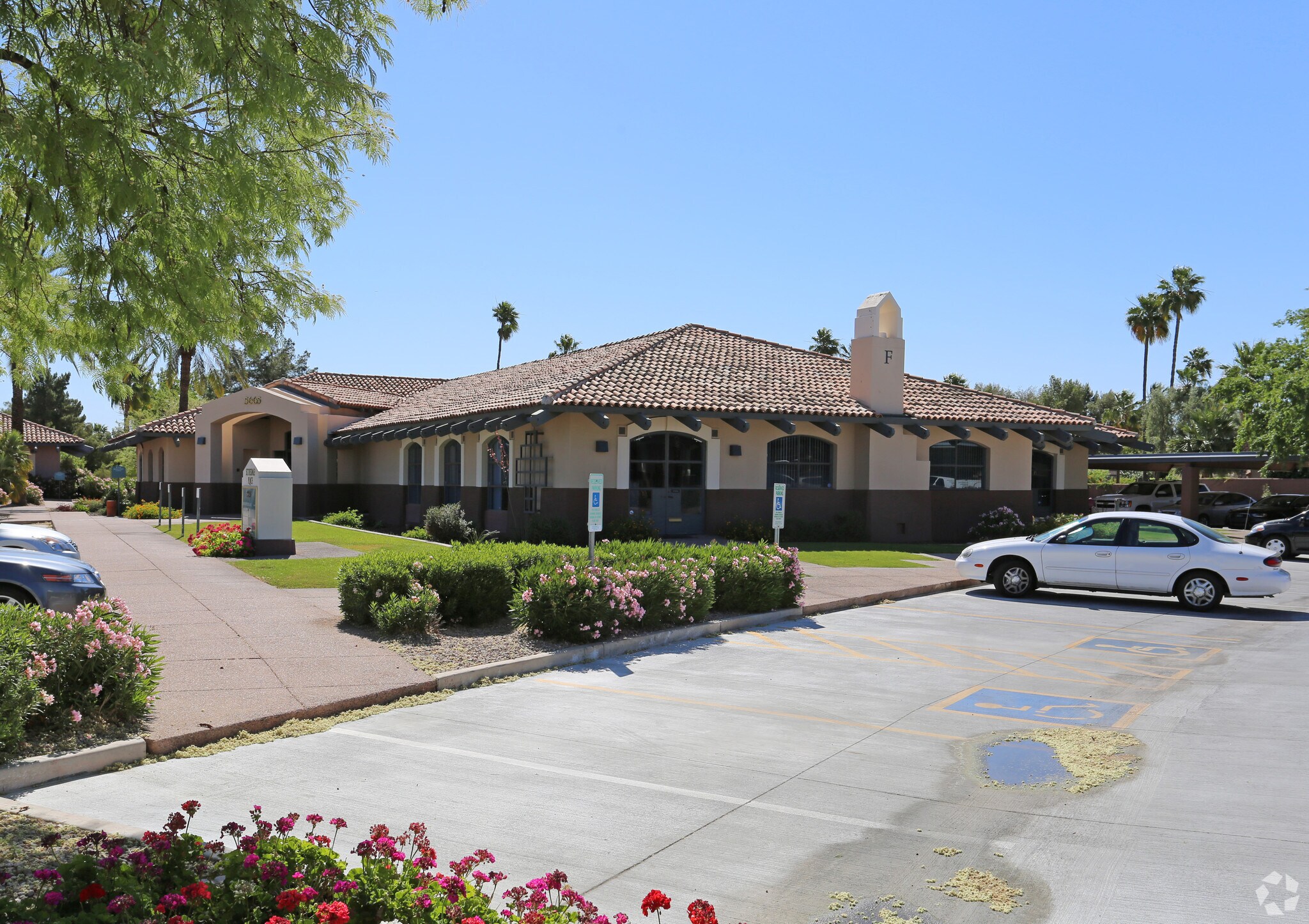 5665 N Scottsdale, Scottsdale, AZ à louer Photo principale– Image 1 sur 6