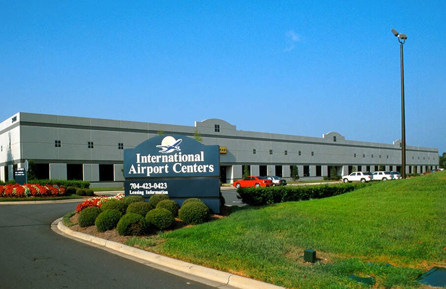 3401 International Airport Dr, Charlotte, NC à louer - Photo de l’immeuble – Image 3 sur 6