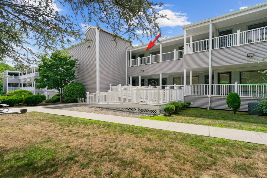 1050 Main St, East Greenwich, RI à vendre - Photo de l’immeuble – Image 2 sur 27