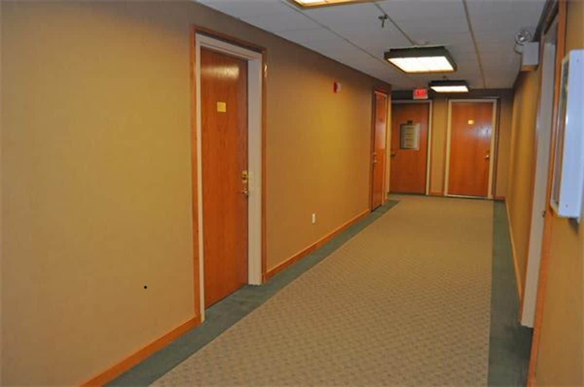 120 N Main St, Attleboro, MA 02703 - Lot 203 - - Hall d’entrée - Image 1 of 4