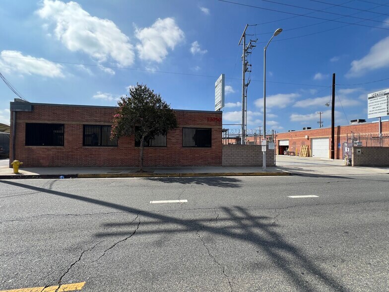 13050 Saticoy St, North Hollywood, CA à louer - Photo de l’immeuble – Image 3 sur 14