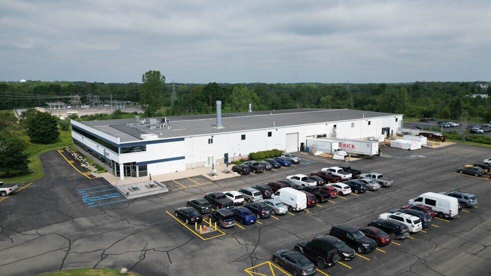 3881 N Greenbrooke Dr SE, Grand Rapids, MI à vendre - Photo de l’immeuble – Image 2 sur 10