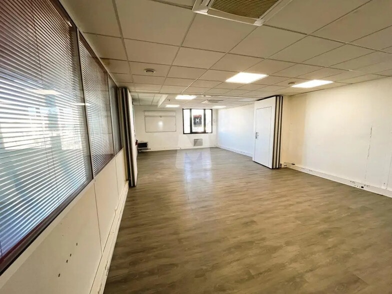 Bureau dans Évry-Courcouronnes à vendre - Photo de l’immeuble – Image 3 sur 9