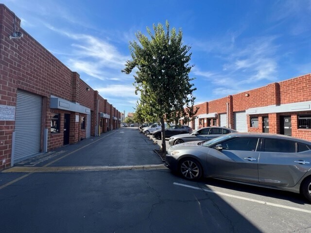 7411 Laurel Canyon Blvd, North Hollywood, CA à louer - Photo de l’immeuble – Image 1 sur 23