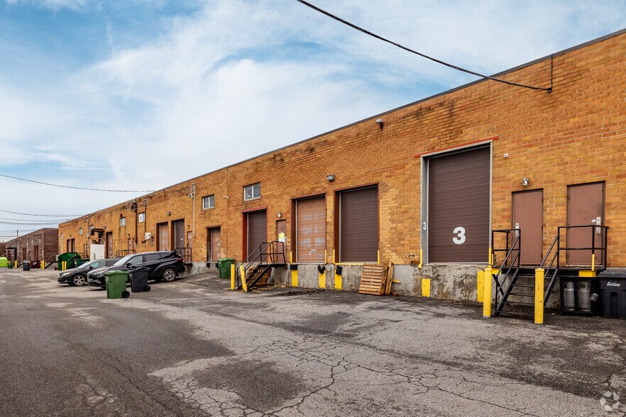 3420 Boul Thimens, Saint-Laurent, QC à louer - Photo de l’immeuble – Image 3 sur 5