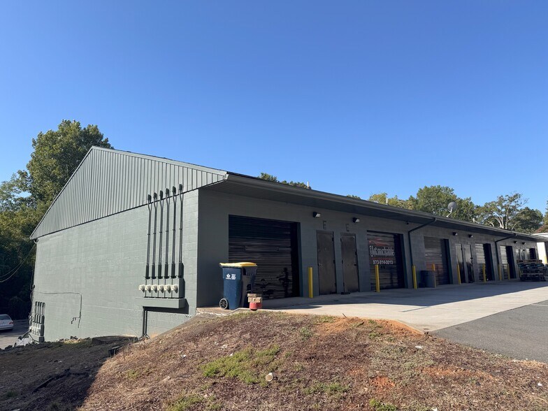 6016 Mcdaniel Ln, Charlotte, NC à louer - Photo de l’immeuble – Image 2 sur 7