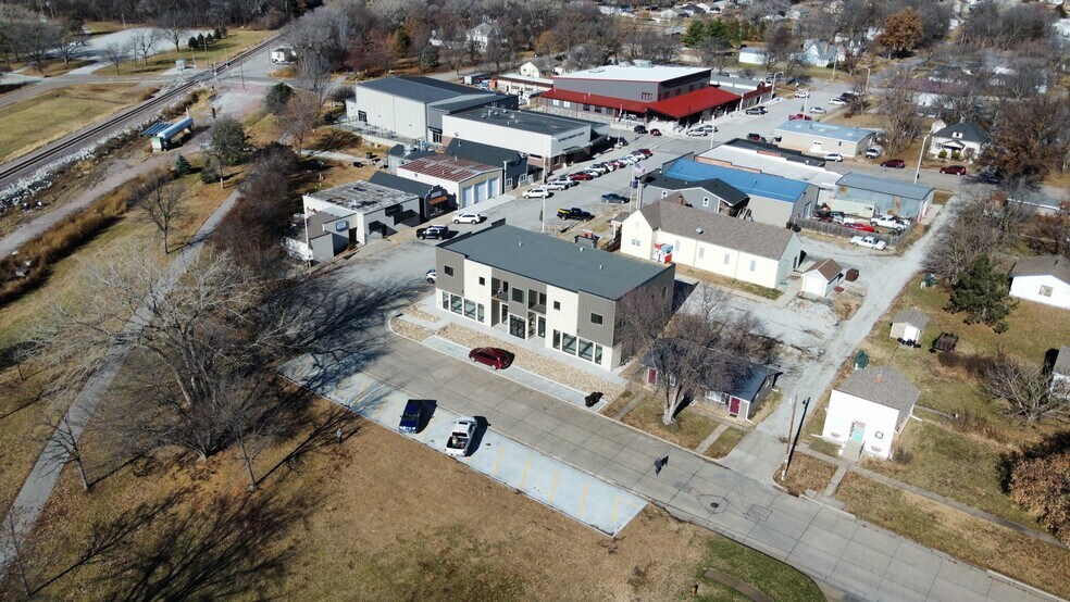 102 Locust St, Hickman, NE à louer - Photo de l’immeuble – Image 3 sur 17