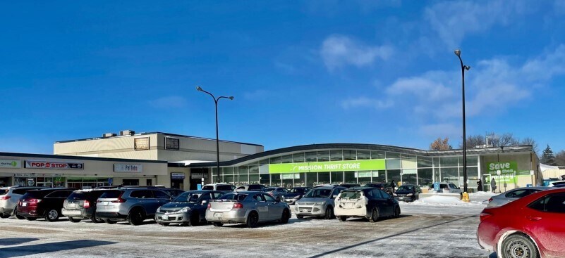 701 W Regent Ave, Winnipeg, MB à louer - Photo de l’immeuble – Image 1 sur 5