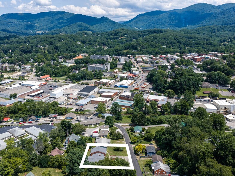 84 Chestnut Park Dr, Waynesville, NC à vendre - Photo de l’immeuble – Image 3 sur 37