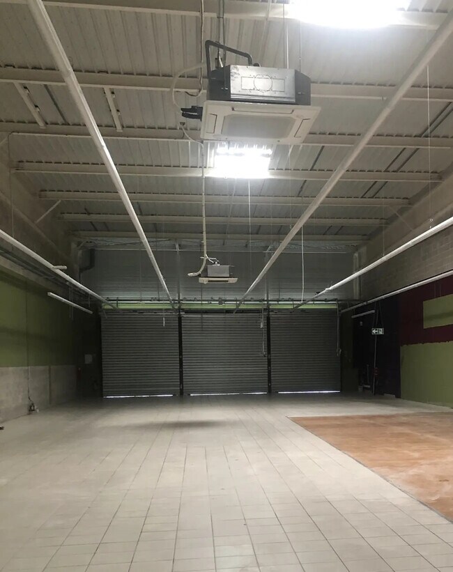 Plus de détails pour Local commercial à louer