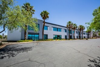 150 N Gibson Rd, Henderson, NV à louer Photo de l’immeuble– Image 1 sur 2