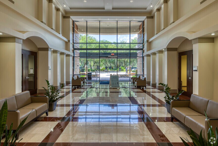 10150 Highland Manor Dr, Tampa, FL à louer - Hall d’entrée – Image 2 sur 3