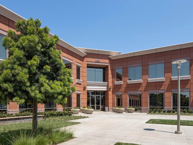 23 Corporate Plaza Dr, Newport Beach, CA à louer - Photo de l’immeuble – Image 1 sur 2