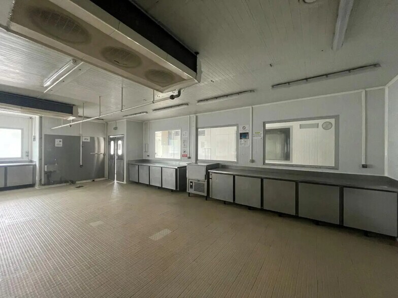 Local d’activités dans Ivry-sur-Seine à louer - Photo de l’immeuble – Image 2 sur 11