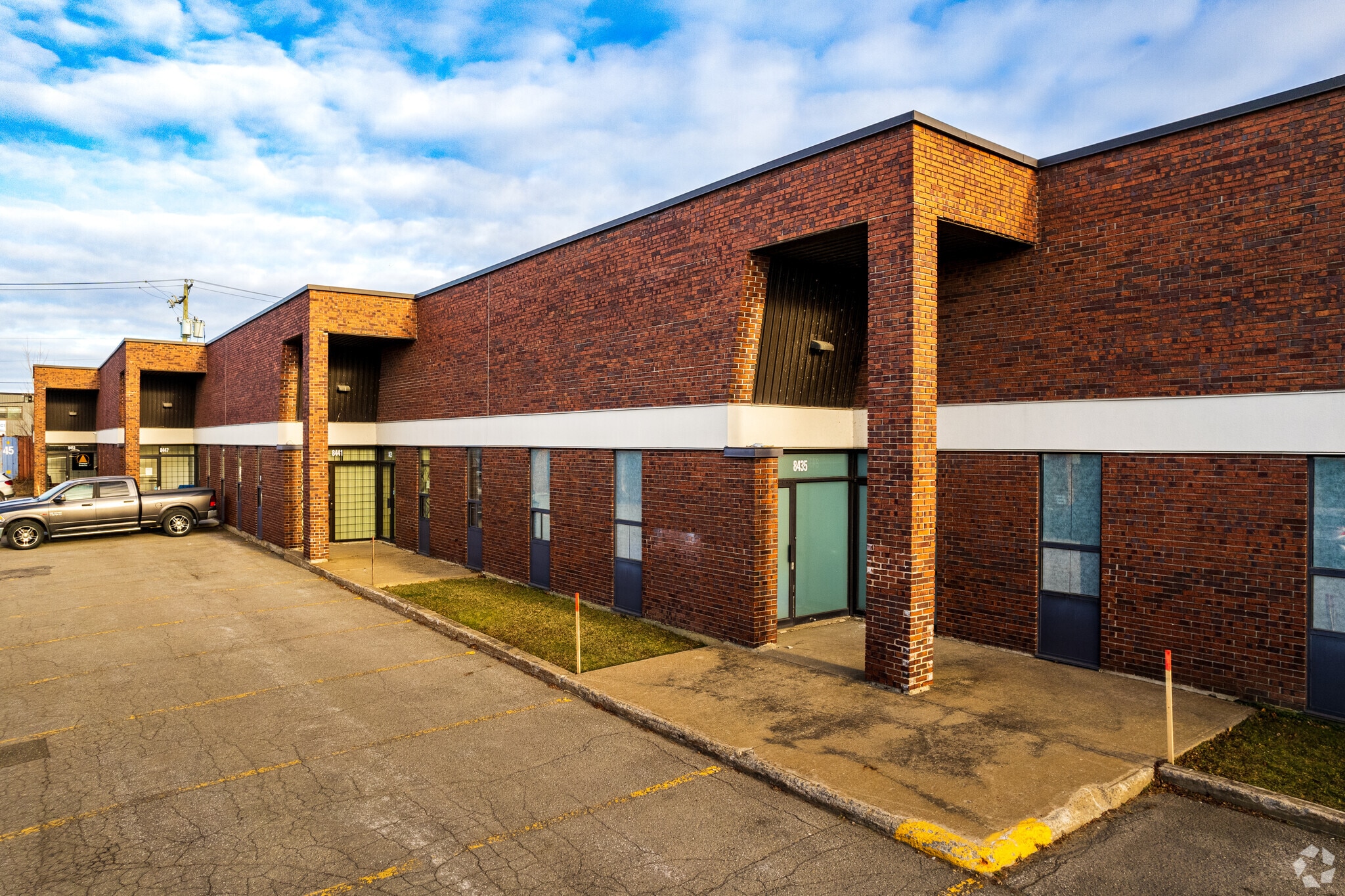 8411-8451 Ch Dalton, Mont-Royal, QC à louer Photo principale– Image 1 sur 17