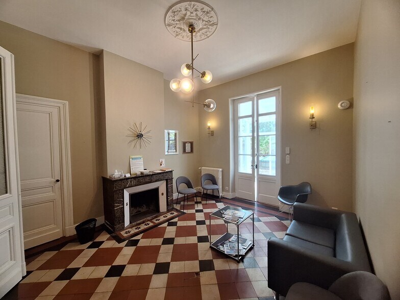 Bureau dans Saint-Médard-en-Jalles à louer - Photo de l’immeuble – Image 3 sur 15