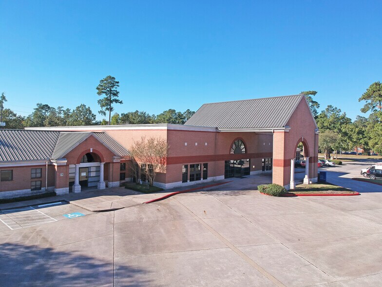 2300 Green Oak Dr, Kingwood, TX à louer - Photo de l’immeuble – Image 1 sur 8