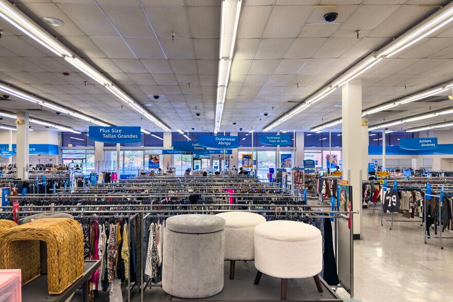 2420 E Desert Inn Rd, Las Vegas, NV à vendre - Photo de l’immeuble – Image 3 sur 10