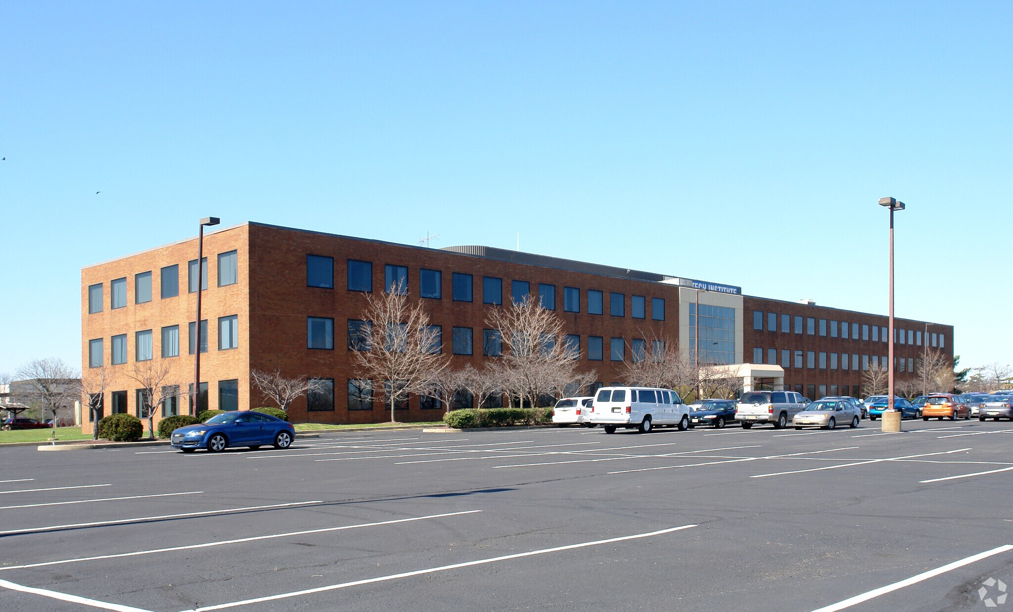 50 Cragwood Rd, South Plainfield, NJ à louer Photo de l’immeuble– Image 1 sur 8