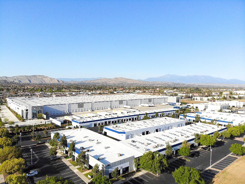 14300 Elsworth St, Moreno Valley, CA à louer - Aérien – Image 2 sur 21