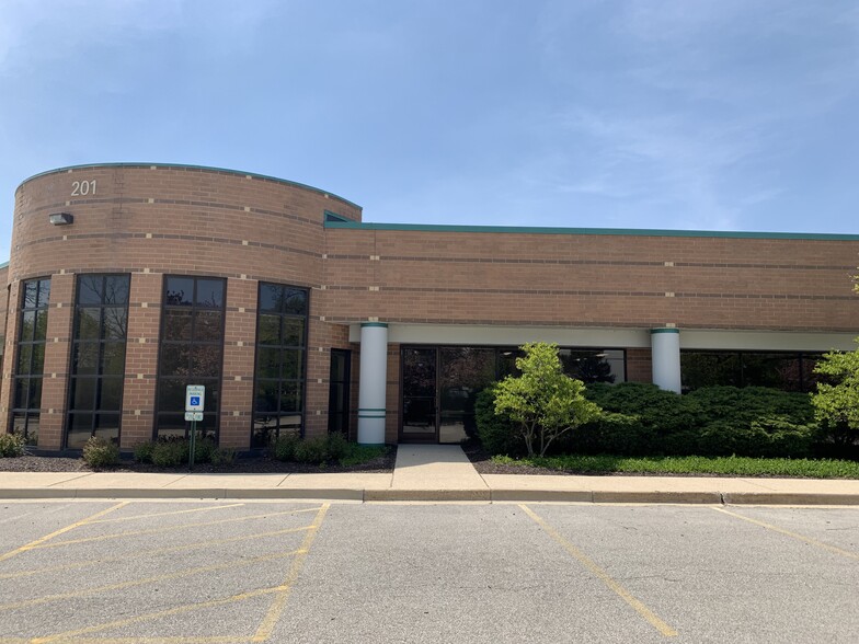 201 Hansen Ct, Wood Dale, IL à louer - Photo de l’immeuble – Image 1 sur 5