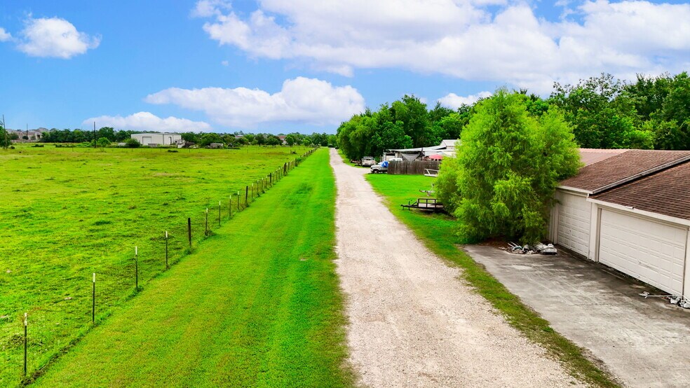 3525 County Road 107F, Pearland, TX à vendre - Photo de l’immeuble – Image 2 sur 25