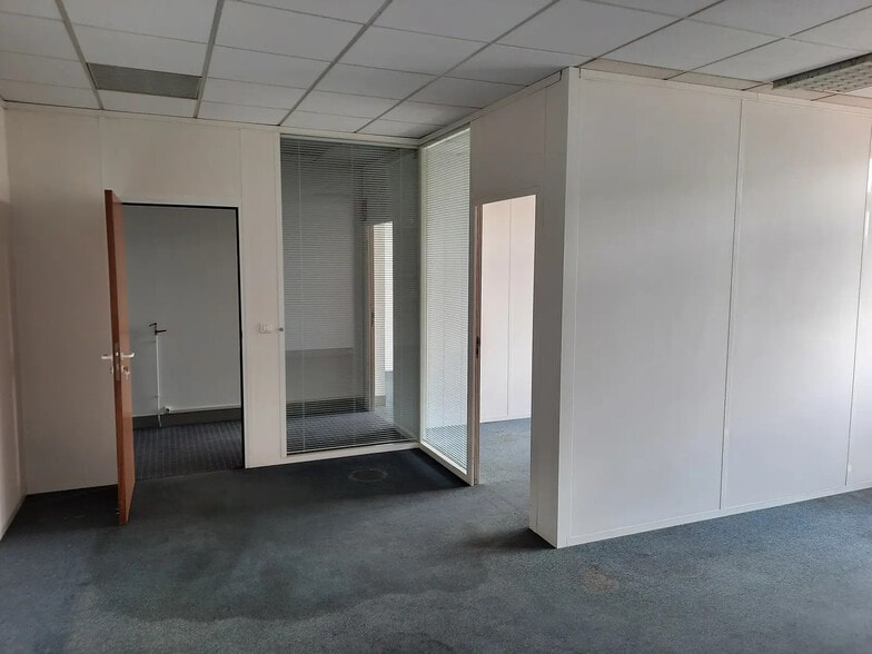 Bureau dans SAINT-PIERRE-DU-PERRAY à louer - Photo de l’immeuble – Image 3 sur 7