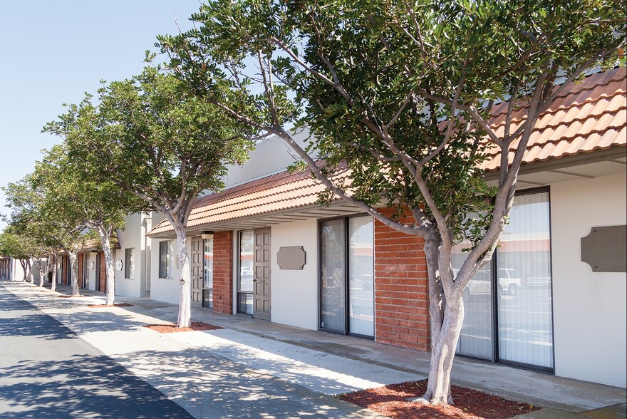 1725 Monrovia Ave, Costa Mesa, CA à louer - Photo de l’immeuble – Image 1 sur 2