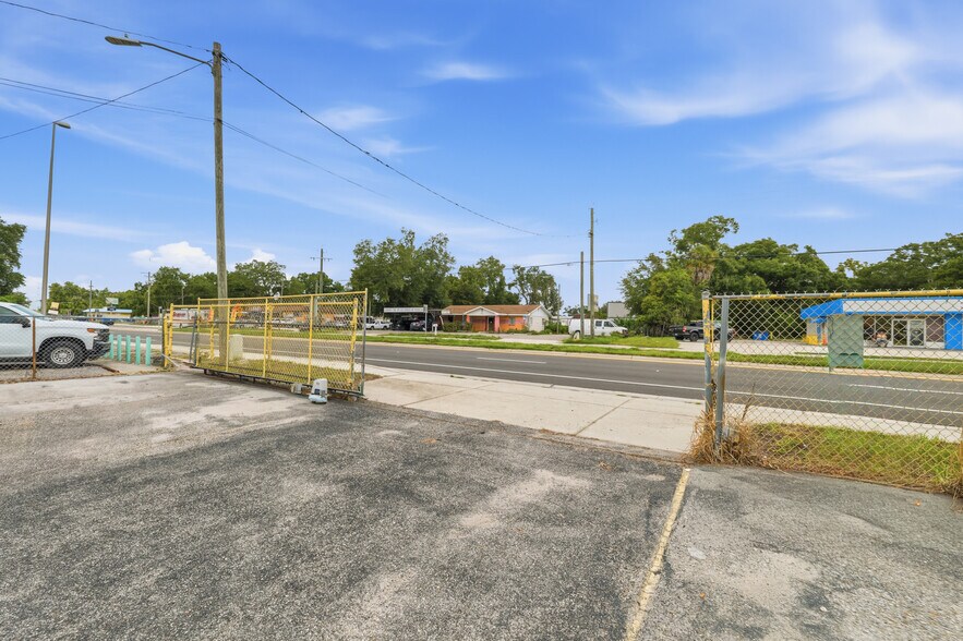 7113 Causeway Blvd, Tampa, FL à vendre - Photo de l’immeuble – Image 3 sur 8