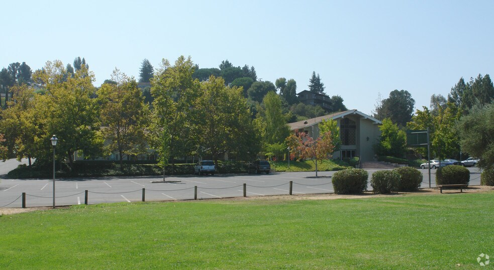 858 University Ave, Los Altos, CA à louer - Photo de l’immeuble – Image 2 sur 3